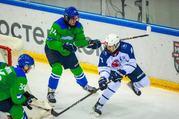 «Чайка» одержала первую победу в чемпионате МХЛ